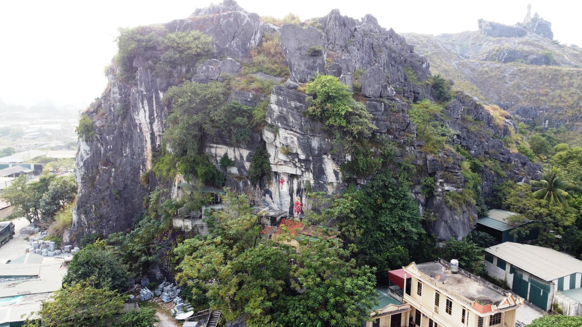 Nhà xưởng sản xuất đá của người dân nằm ngay trong khuôn viên của chùa.