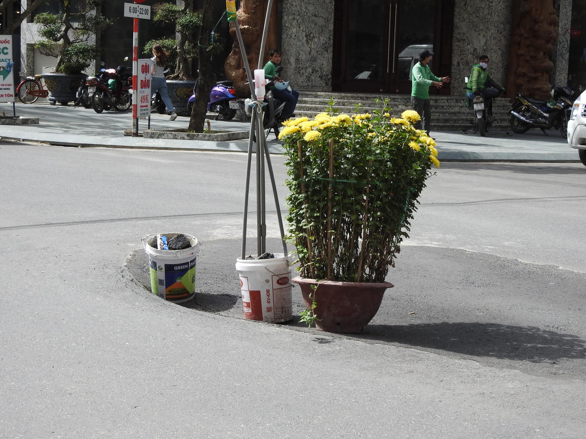  Đà Nẵng: Chậu cúc vàng cảnh báo tai nạn giữa ngã ba được thay bằng cái hố tròn