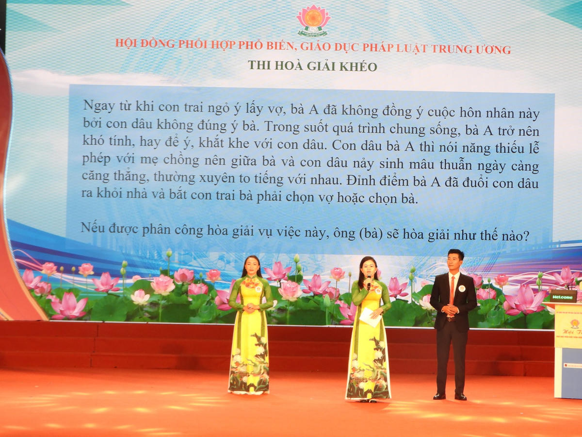 Đội thi Hà Tĩnh trong phần thi Hòa giải khéo.