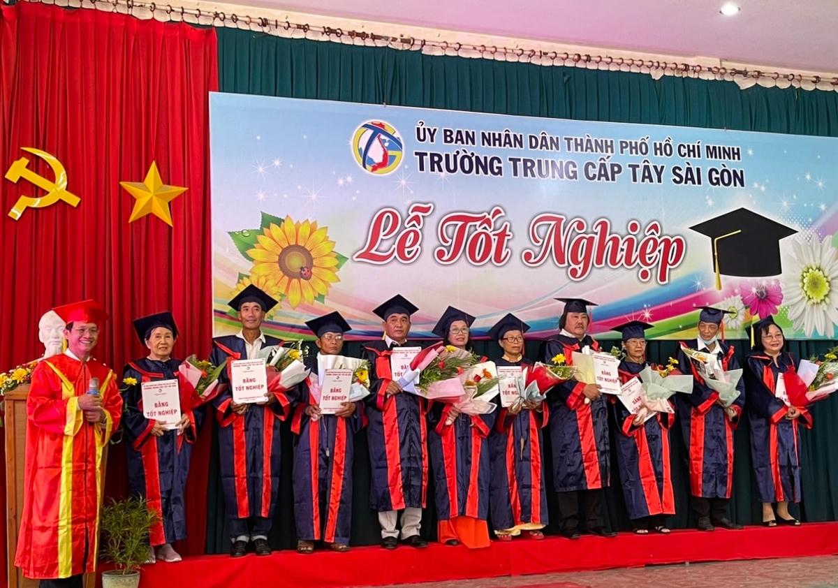 Các học viên trên 60 tuổi nhận bằng tốt nghiệp.