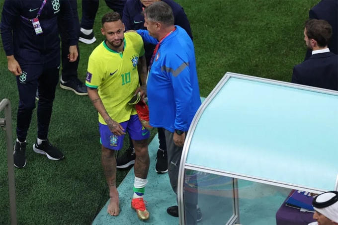 Neymar (Brazil) phải rời sân do chấn thương trong trận đấu với Serbia.