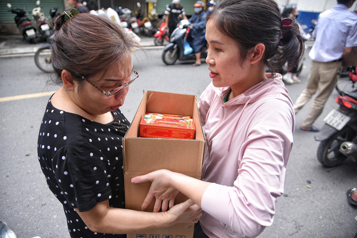 Do xếp hàng chờ đợi lâu, các khách hàng đến tiệm bánh này đều mua với số lượng lớn.