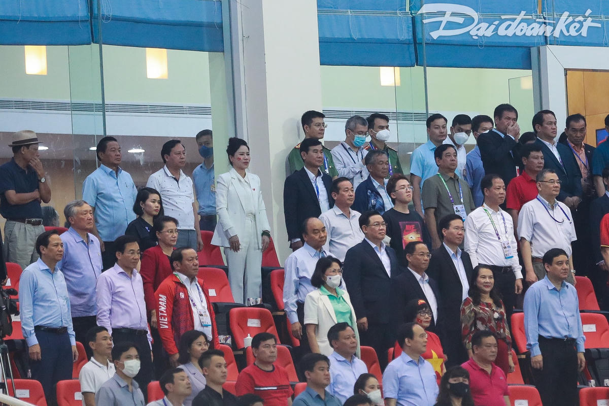 Chủ tịch nước Nguyễn Xuân Phúc, Chủ tịch Quốc hội Vương Đình Huệ cùng nhiều vị lãnh đạo có mặt tại khán đài cổ vũ cho đội tuyển U23 Việt Nam.