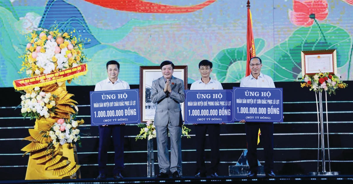 Ông Bùi Văn Cường, Ủy viên Trung ương Đảng, Tổng Thư ký Quốc hội, Chủ nhiệm Văn phòng Quốc hội trao hỗ trợ cho 3 huyện miền Tây Nghệ An bị thiệt hại do mưa lũ khắc phục hậu quả.