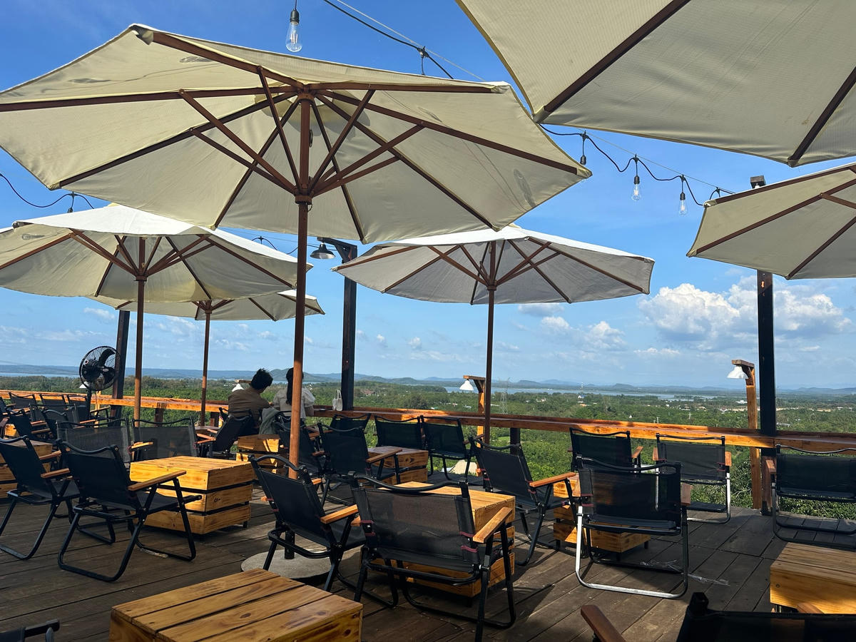 Nhiều ô dù, bàn ghế được đầu tư để phục vụ khách. Ảnh: Mạnh Thìn.