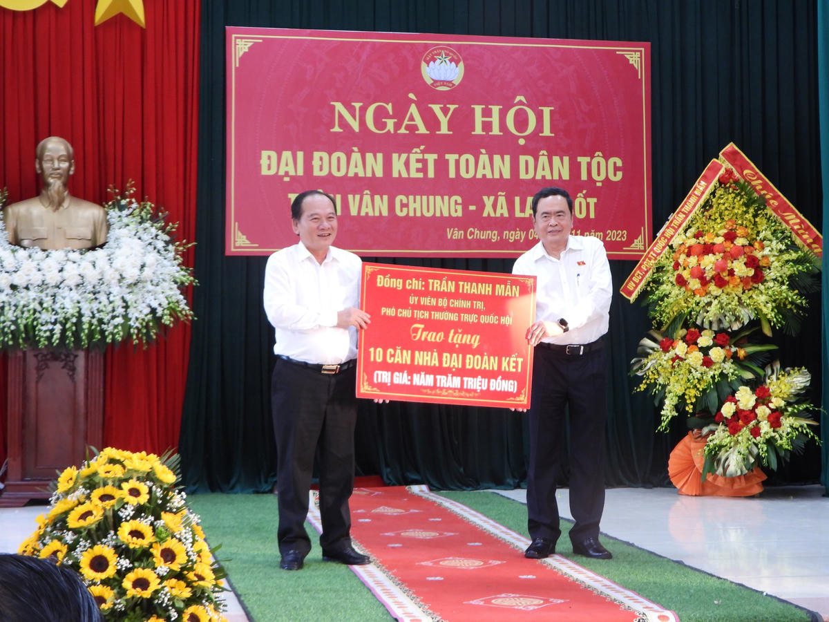 Phó Chủ tịch Thường trực Quốc hội Trần Thanh Mẫn tặng 500 triệu đồng cho Quỹ Vì người nghèo tỉnh Bắc Giang để hỗ trợ xây 10 ngôi nhà Đại đoàn kết.