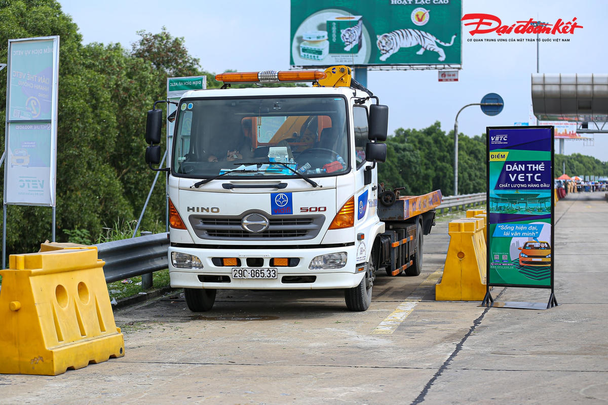 Ông Trần Anh Tú nhấn mạnh: “VIDIFI đã xây dựng các phương án xử lý sự cố và diễn tập các tình huống trên các trạm thu phí. Đồng thời, đơn vị đã tổ chức tuyên truyền, tăng cường các điểm dán thẻ trước và sau trạm thu phí để hướng dẫn lái xe kiểm tra tài khoản, thẻ để đủ điều kiện trước khi vào cao tốc. VIDIFI cũng đã phối hợp với các đơn vị chức năng, C08, thanh tra giao thông để hướng dẫn phân làn cho lái xe, đảm bảo tốc độ lưu thông và điều kiện khi vào trạm an toàn, thông suốt”.