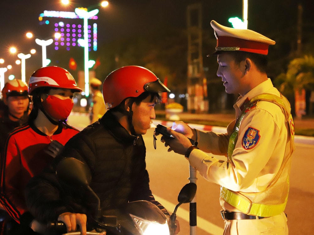 Công an TP Hà Tĩnh kiểm tra nồng độ cồn trên các tuyến phố.