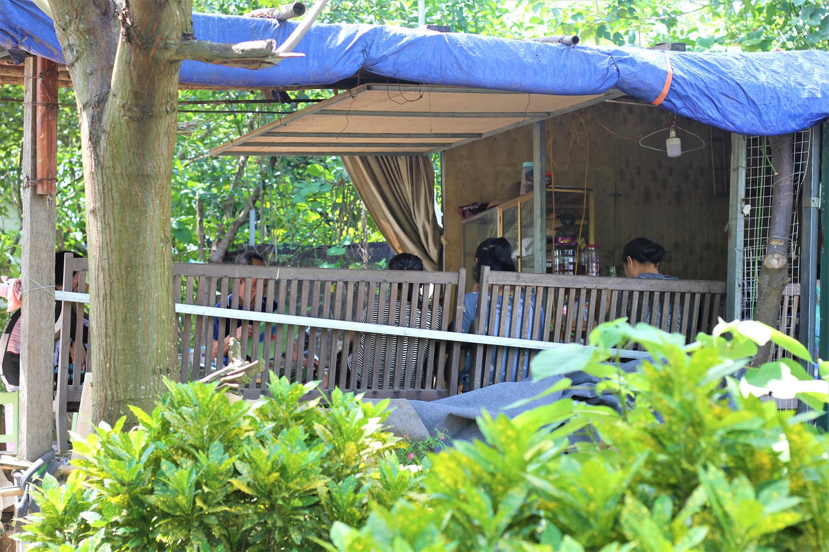 Vào buổi trưa, người dân xóm Phao thường tập trung tại quán nước nhỏ để ngồi nói chuyện, nghỉ ngơi giữa cái nắng oi ả của Hà Nội. Ông Được (Trưởng xóm Phao) cho hay: "Thời gian đầu chỉ có lác đác vài căn nhà tại đây, lâu dần, nhiều hoàn cảnh khó khăn phải đi tha hương đến vùng đất khách, họ đến đây và dựng lên những căn nhà cho riêng mình. Tiền ăn tiền uống còn khó, nên nào dám nghĩ đến chuyện thuê trọ ở vùng đô thị này". 