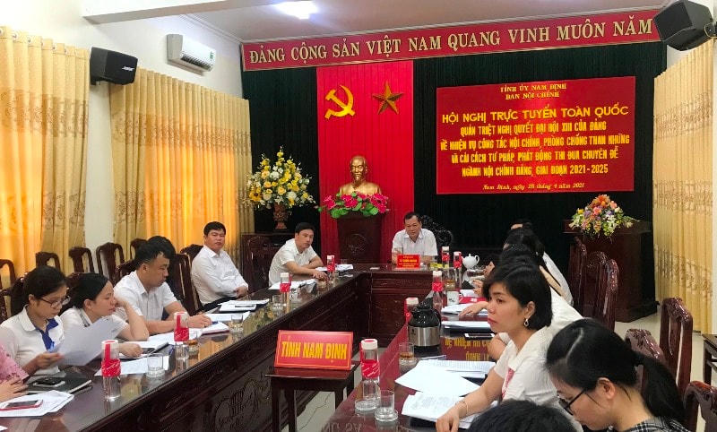 Phó Bí thư Thường trực Tỉnh ủy Nam Định Lê Quốc Chỉnh (ngồi giữa) kiêm nhiệm Trưởng ban Chỉ đạo Cải cách tư pháp tỉnh. 