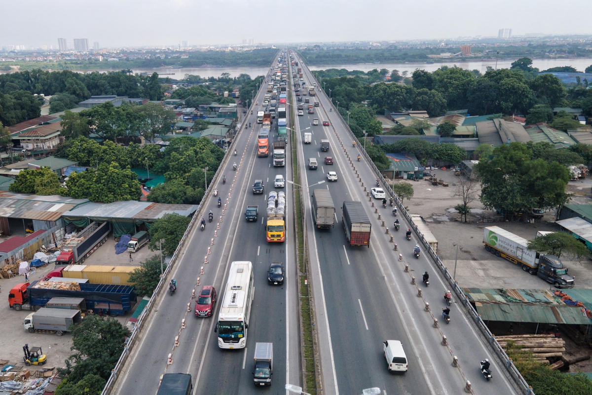 Thời gian qua, cầu Thanh Trì trở thành "điểm đen" về ùn tắc giao thông. Bởi, mỗi ngày cầu Thanh Trì có hơn 124.000 lượt phương tiện/ngày trong khi theo thiết kế ban đầu là 25.000 lượt phương tiện/ngày. Bên cạnh đó, nhiều vụ tai nạn giao thông nghiêm trọng xảy ra khiến người dân đi qua cây cầu này không khỏi hoang mang, lo sợ.