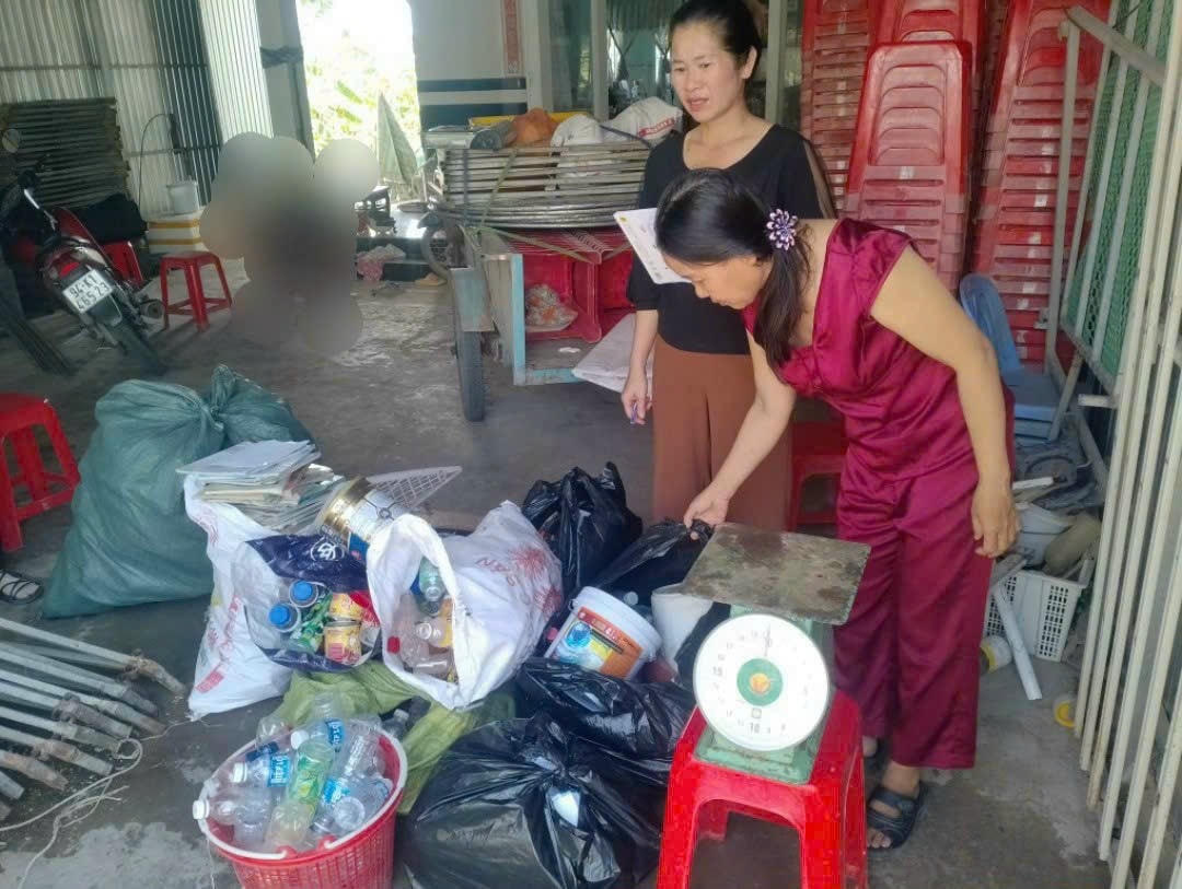 Phế liệu thu gom bán lấy tiền gây quỹ từ thiện.