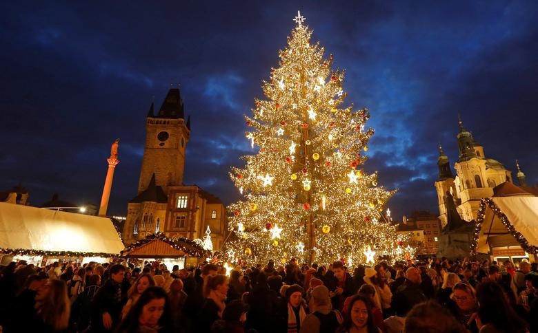 Cây thông Noel tại chợ Giáng sinh truyền thống trên Quảng trường Phố cổ ở Praha, Cộng hòa Séc.