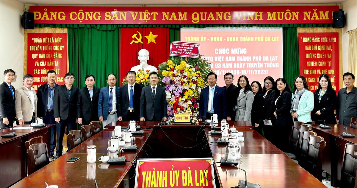 Các đại biểu chụp hình lưu niệm.