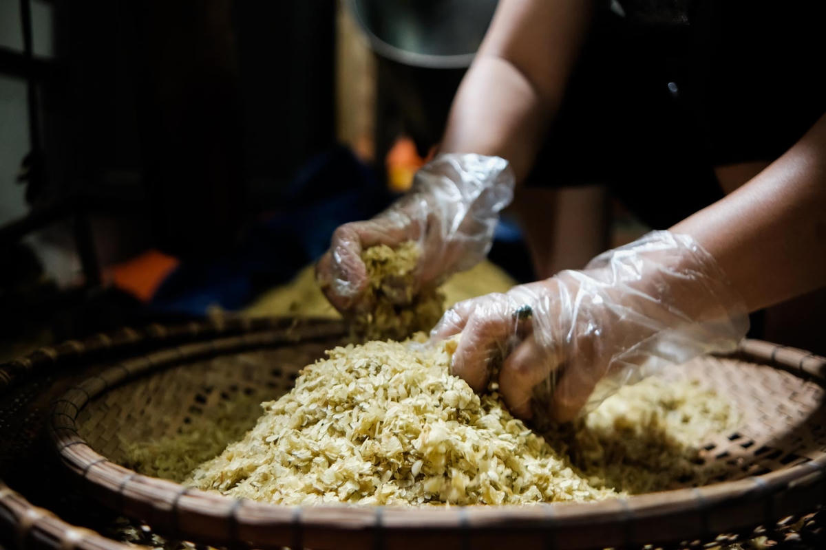 Cốm thành phẩm sẽ được đóng gói, phân phối toàn quốc cũng như xuất khẩu ra nước ngoài. Các sản phẩm cơ sở có là cốm lá me, cốm xào và cốm rót... Ngoài ra còn có những sản phẩm làm từ cốm như bánh cốm, chả cốm và mới nhất là mochi cốmngoài. "Cứ đến mùa cốm là sẽ có rất nhiều đơn đặt các sản phẩm về cốm để ăn, làm quà biếu tặng. Những đợt cao điểm có thể bán được đến 50 kg cốm/ngày" - chủ cơ sở cốm Hà Hiệu cho hay.