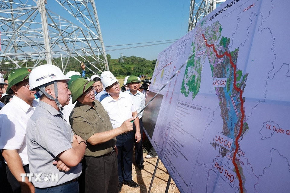 Thủ tướng Phạm Minh Chính kiểm tra tiến độ thi công Dự án Đường dây 500kV Lào Cai-Vĩnh Yên trên địa bàn xã Thái Hòa, tỉnh Phú Thọ. (Ảnh: Dương Giang/TTXVN)