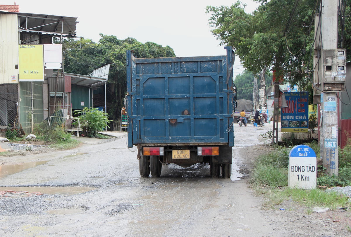 Mặc dù người dân đã chở gạch lấp vào những hố sâu cho bằng phằng để đi lại thuận tiện hơn, tuy nhiên do xe tải chở cát hoạt động liên tục nên tuyến đường thường xuyên trong trạng thái hư hỏng.