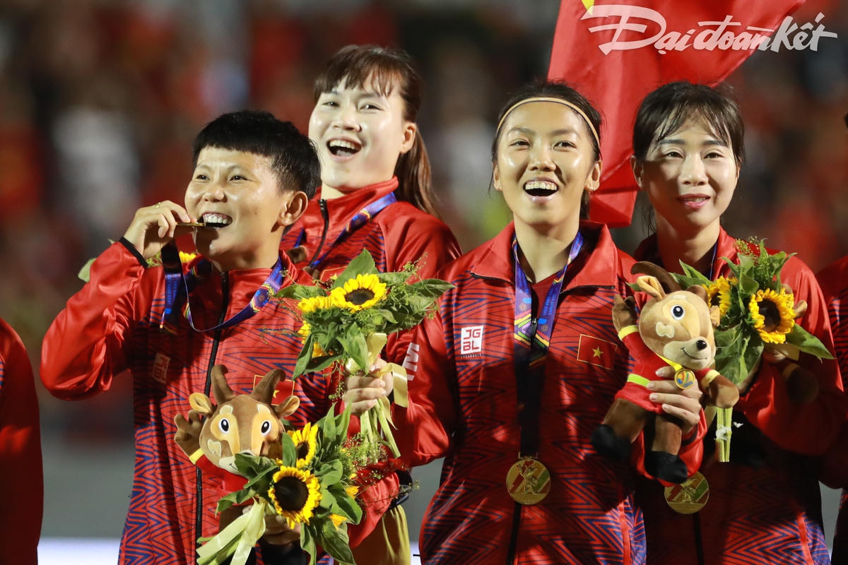 [ẢNH] Các nữ tuyển thủ tự hào nhận Huy chương Vàng SEA Games 31