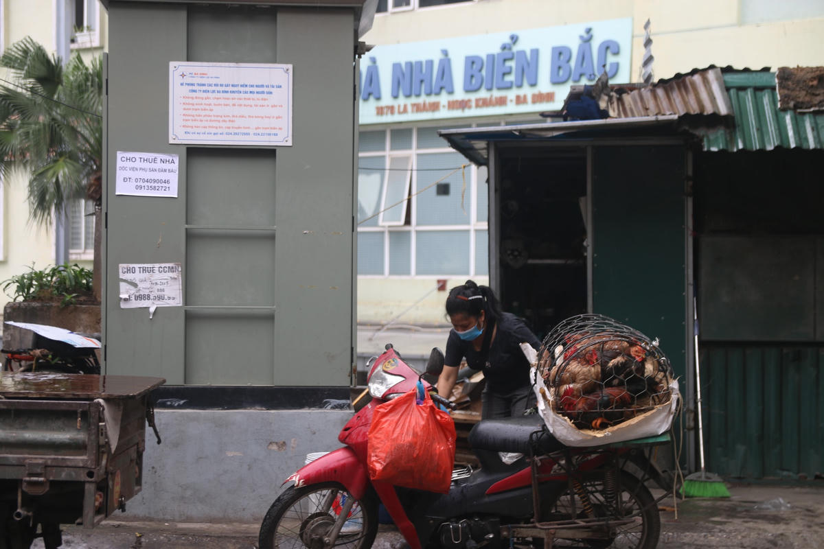 Dù biết nguy hiểm, nhiều người dân vẫn mở hàng nước hay buôn bán ngay dưới các trạm cao áp, mạng điện dày đặc.