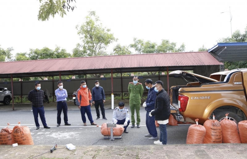 Cơ quan chức năng kiểm đếm tang vật. Ảnh: Cổng TTĐT Bộ Công an.