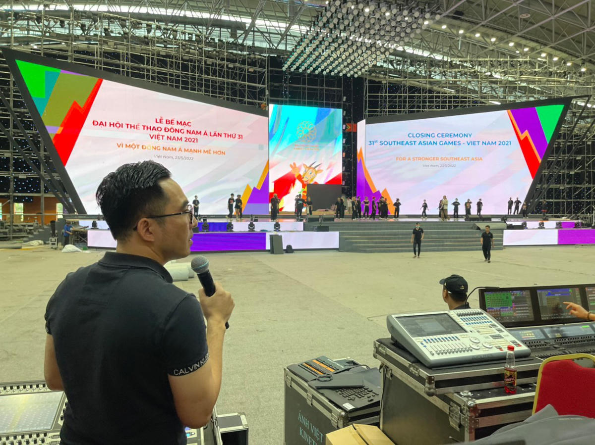 Đạo diễn sân khấu Hoàng Công Cường điều phối chuẩn bị cho Lễ bế mạc SEA Games 31. (Ảnh: Ban Tổ chức).