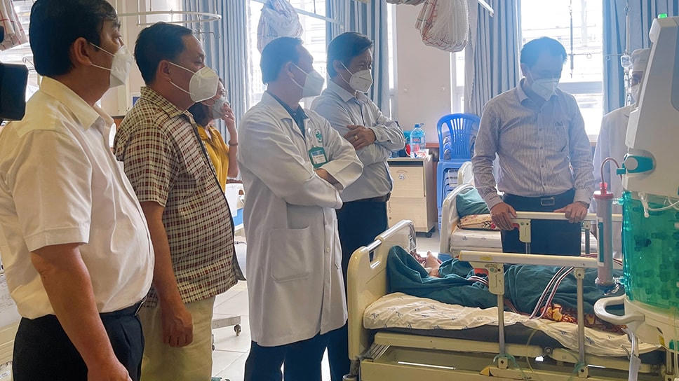 Đại diện Sở Y tế An Giang thăm bệnh nhân bị ngộ độc chè điều trị tại Bệnh viện Đa khoa Trung tâm An Giang. Ảnh: Sở Y tế An Giang.