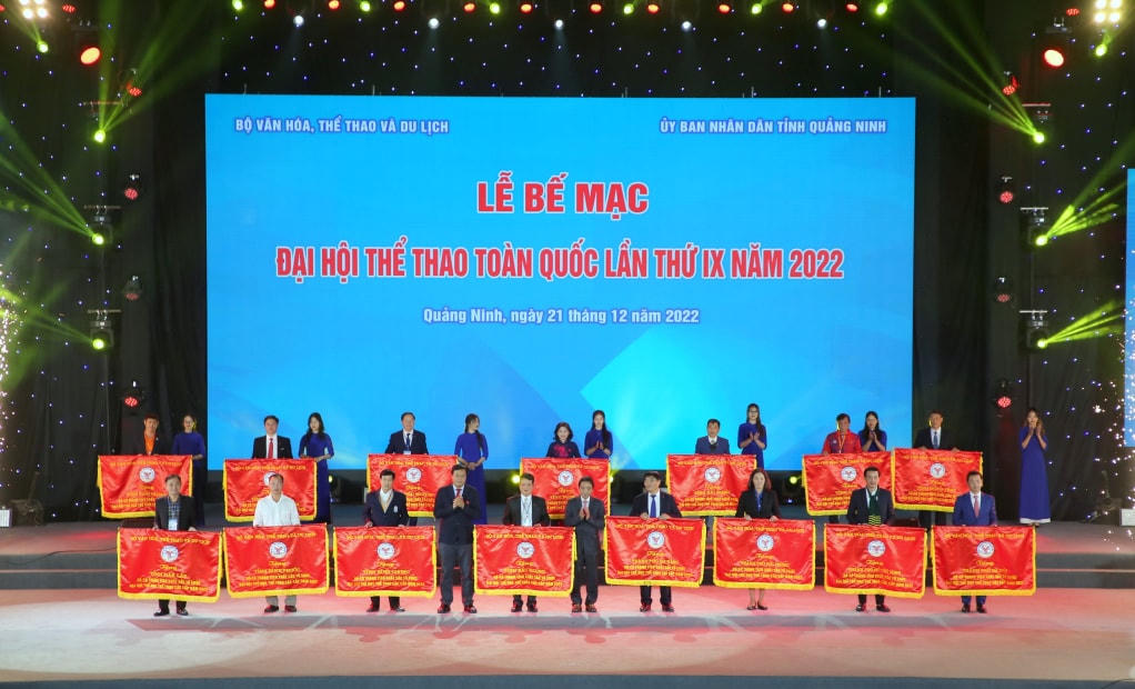 Bộ trưởng Bộ Văn hóa, Thể thao và Du lịch đã tặng thưởng Cờ cho 15 địa phương có thành tích xuất sắc trong công tác tổ chức Đại hội Thể dục thể thao các cấp. Ảnh: QMG