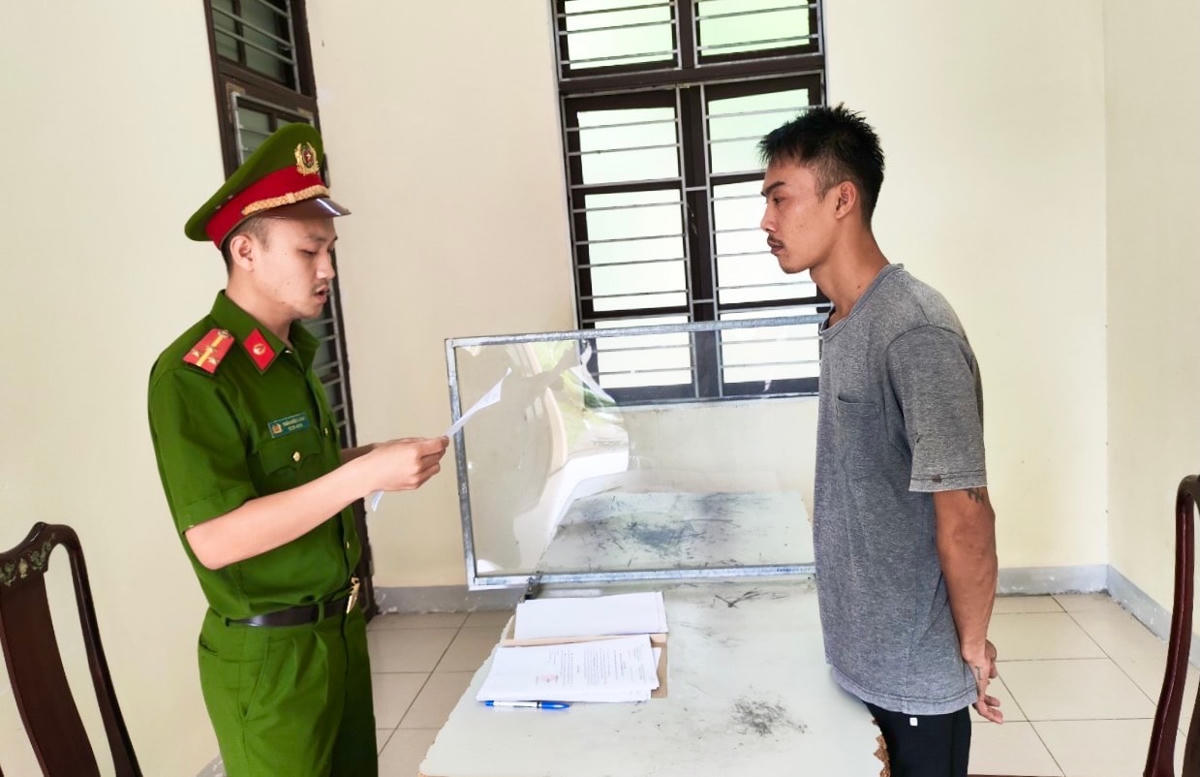 Cơ quan công an đọc lệnh bắt tạm giam đối tượng Nguyễn Bảo Hiểu.