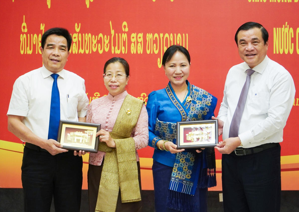 Lãnh đạo tỉnh Quảng Nam trao quà kỷ niệm tặng Hội Liên hiệp Phụ nữ Lào.  