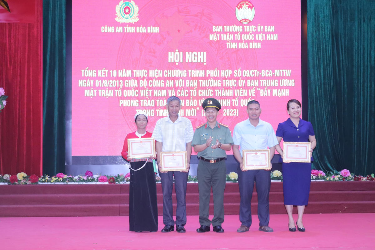 Trung tá Bùi Việt Hùng - Phó Giám đốc Công an tỉnh Hòa Bình tặng bằng khen cho các cá nhân có thành tích xuất sắc trong thực hiện Chương trình phối hợp số 09/CTr-BCA-MTTW về “Đẩy mạnh phong trào Toàn dân bảo vệ an ninh Tổ quốc trong tình hình mới.