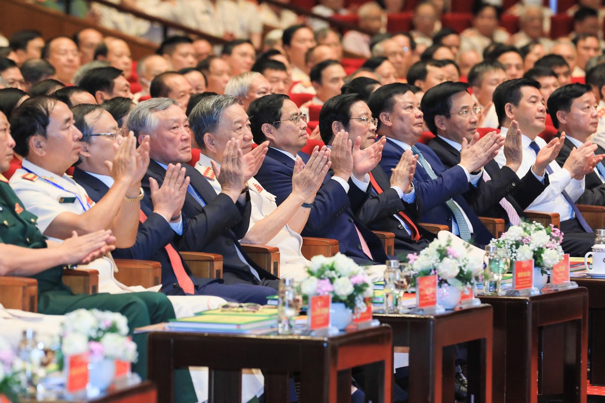 Các đại biểu tham dự buổi lễ.