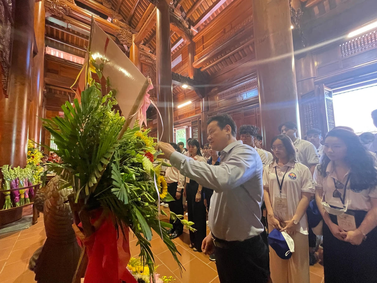 Đoàn đại biểu dâng hương bàn thờ Bác Hồ