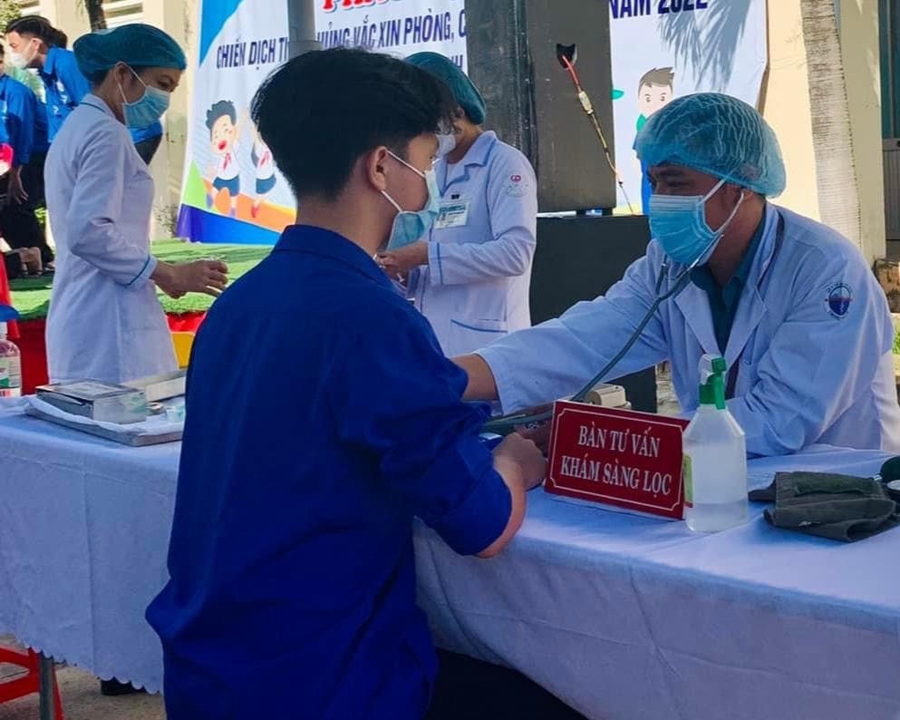 Thanh niên TP Tam Kỳ  kiểm tra sức khỏe trước khi tiêm vaccine Covid-19.