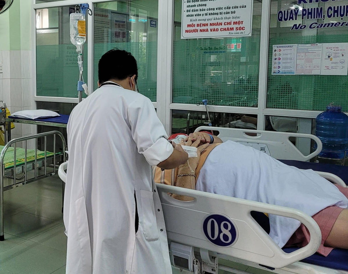 Các bệnh nhân nghi ăn bánh mì Phượng bị ngộ độc đang điều trị.