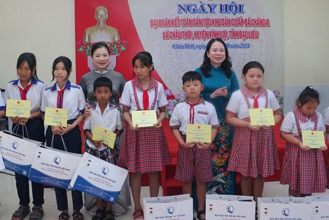 Phó Chủ tịch nước Võ Thị Ánh Xuân, Phó Chủ tịch UBTƯ MTTQ Việt Nam Trương Thị Ngọc Ánh tặng quà và học bổng cho các em học sinh có hoàn cảnh khó khăn tại Ngày hội. Ảnh: Nguyên Du.
