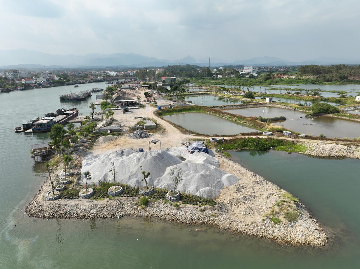 Ông Phạm Quang Nghị, Chủ tịch UBND xã Quảng Minh khẳng định: Đây là bến bãi trái phép đã được chính quyền xã lập biên bản, xử phạt vi phạm hành chính đối với HTX Đại An (chủ bến). Hiện nay không có tàu thuyền vận chuyển hàng hóa cập bến, một số phương tiện vận chuyển cát, sỏi ra ngoài khu vực là theo chỉ đạo của xã, di dời hết số vật liệu này ra ngoài.