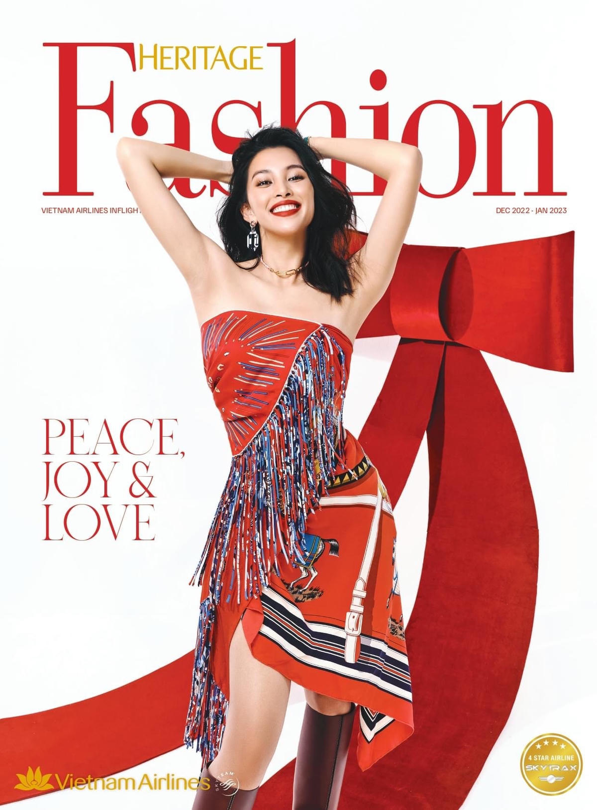  Hoa hậu Tiểu Vy được xem là “báu vật gương mặt đẹp” của làng mốt Việt Nam. “Mỹ nhân ngàn năm có một” liên tục trở thành nàng thơ của hàng loạt nhà thiết kế nổi tiếng.