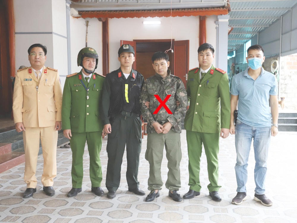 Đối tượng Hoàng Xuân Hoài (x) bị cơ quan công an bắt giữ khi đang điều khiển xe ô tô tàng trữ ma tuý.