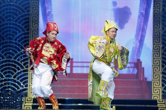 Quang Thắng - Tự Long tái hiện các ca khúc nhạc chế trên sân khấu chương trình. 