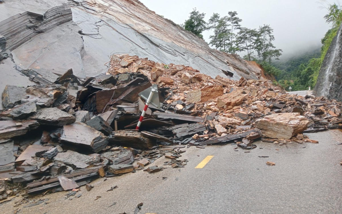 Sạt lở đất đá trên đường 9B ở huyện Lệ Thuỷ.