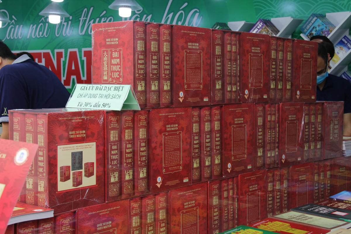 Hội sách đa dạng với nhiều đầu sách khác nhau, từ văn học, lịch sử, văn hóa, đời sống, kinh doanh, quân sự, chính trị, luật, khoa học, thiếu nhi…