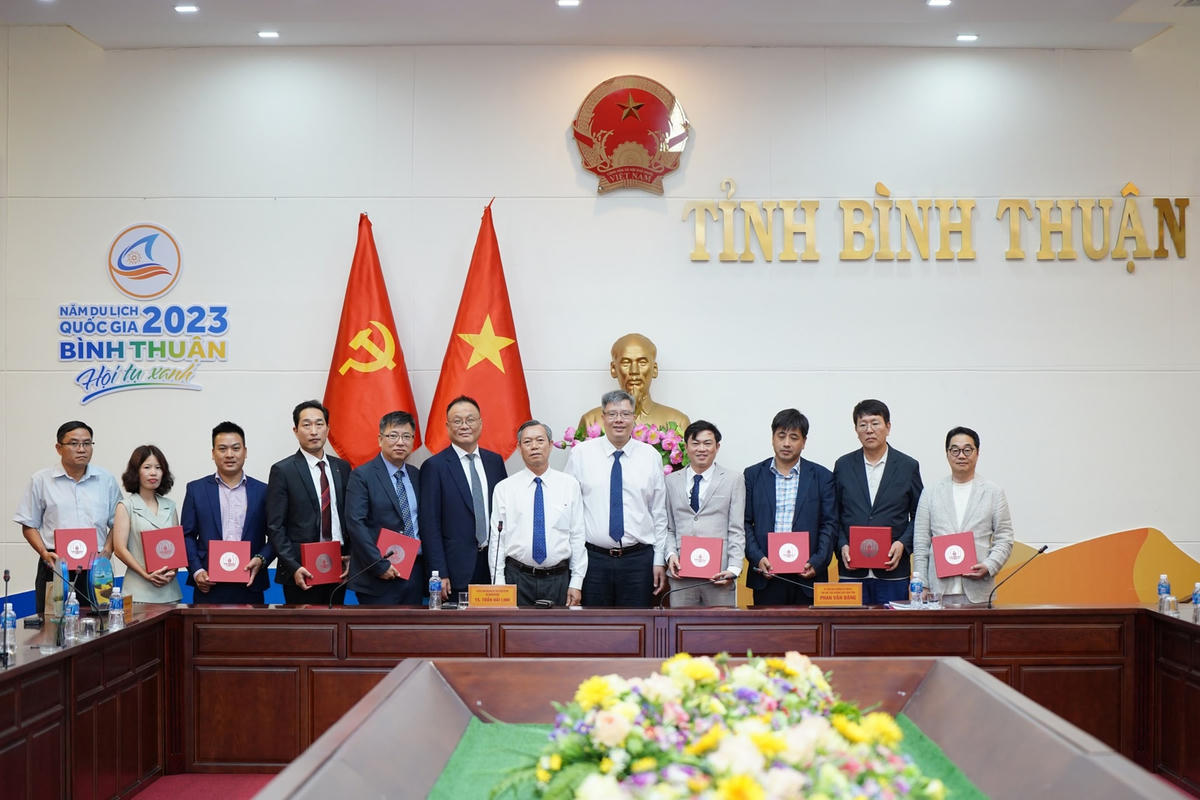 Hai đoàn chụp ảnh lưu niệm sau buổi làm việc