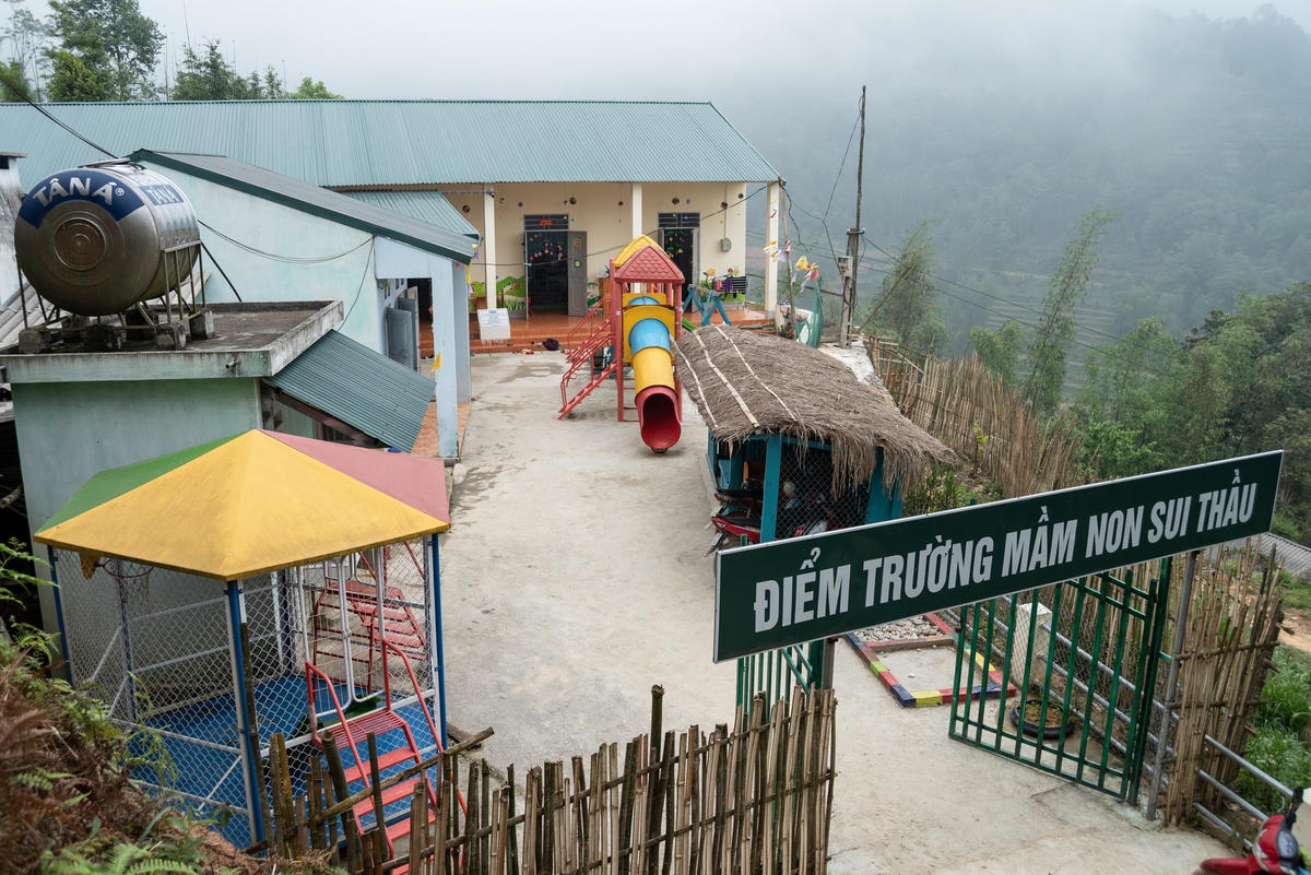 7h sáng, điểm trường vẫn chìm trong “biển mây” sương mù. Điểm trường mới được sửa sang và khánh thành lại vào tháng 6/2021. Hiện tại có tổng cộng 51 học sinh đang theo, chia ra thành 3 lớp học ghép 24-36 tháng, 3-4 tuổi, 5 tuổi dưới sự phụ trách giảng dạy bởi 4 cô giáo và 1 thầy điều dưỡng. Một ngày đi học sẽ bắt đầu từ 8h sáng đến 16h chiều, các em nghỉ giữa trưa ăn cơm tại trường.