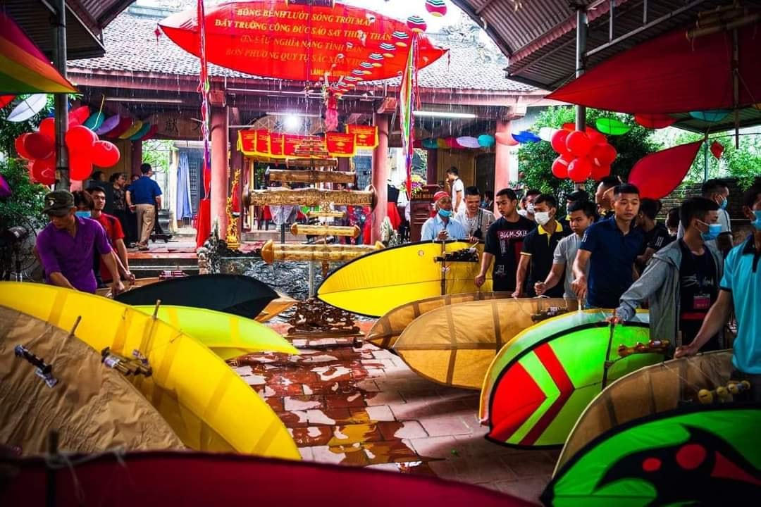 Theo tập tục các nghệ dân mang diều trước khi tham dự cuốc thi sẽ về trước đền thờ thần linh Châu thổ để làm lễ trình diều.