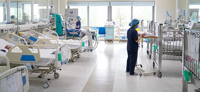 Bệnh nhi hen suyễn nặng điều trị tại Bệnh viện Nhi trung ương. Ảnh: BV Nhi trung ương.