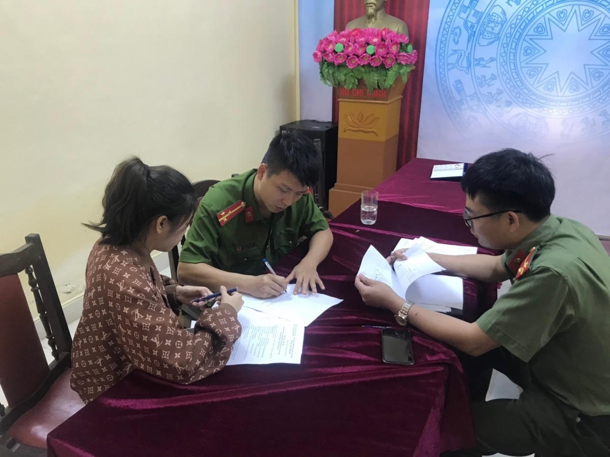 Lực lượng chức năng lập biên bản xử lý trường hợp vi phạm.