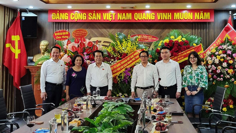 Thay mặt Ủy ban Thường vụ Quốc hội, ông Dương Thanh Bình gửi lẵng hoa của Chủ tịch Quốc hội Vương Đình Huệ tặng báo Đại Đoàn Kết. Ảnh: T.K..