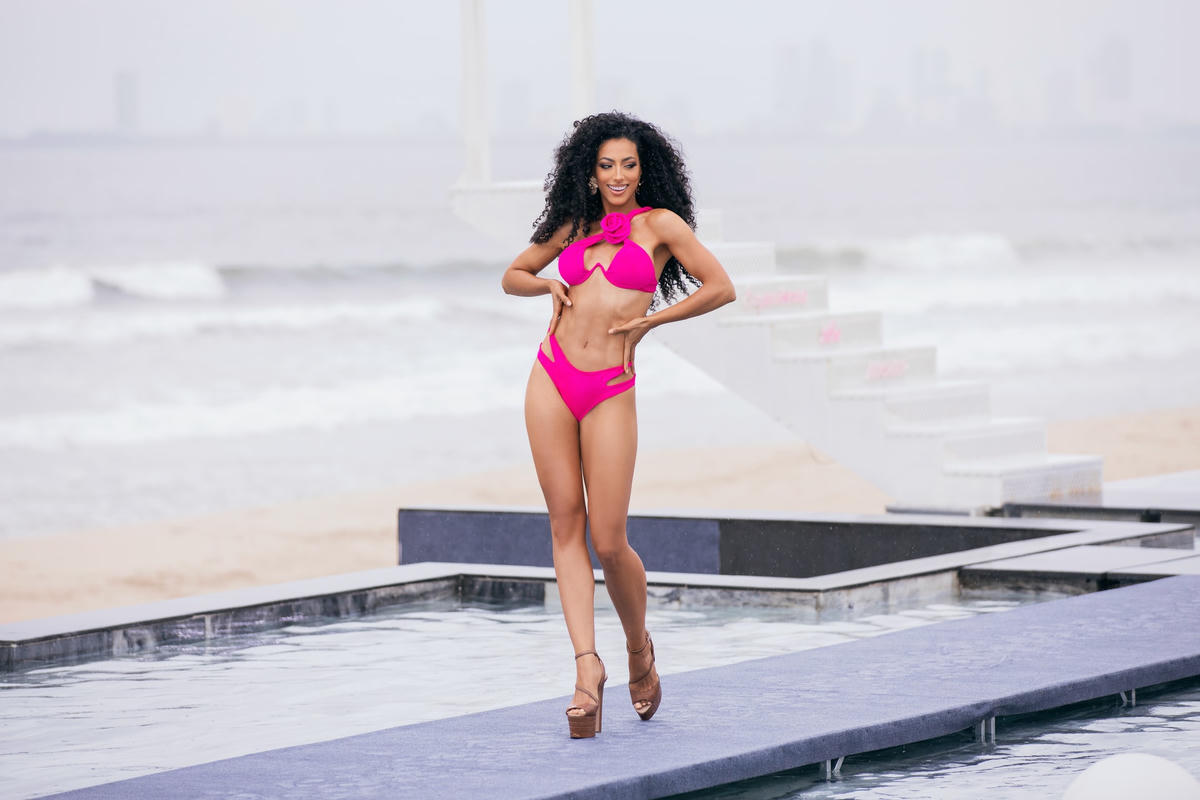 Thí sinh Miss Grand International 2023 trình diễn áo tắm dưới mưa
