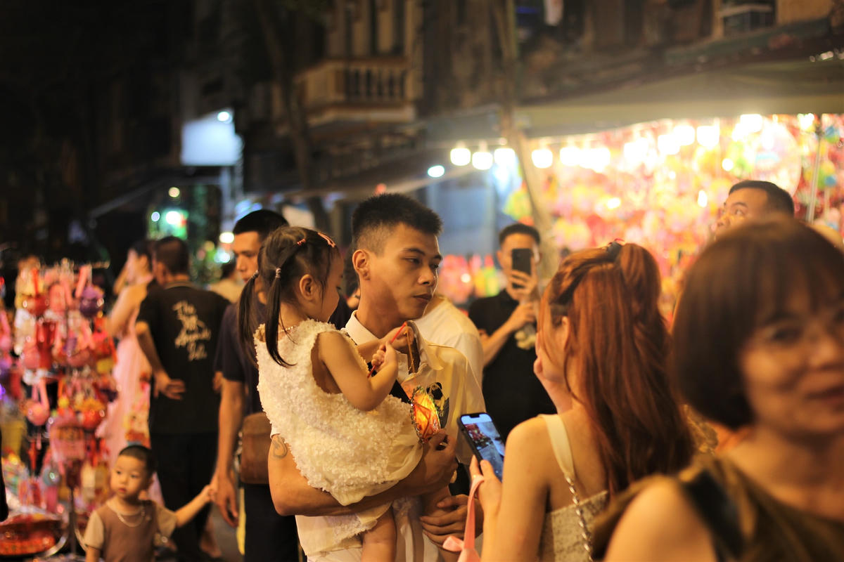  Các gia đình cũng tranh thủ đưa con nhỏ của mình lên phố vui chơi. 