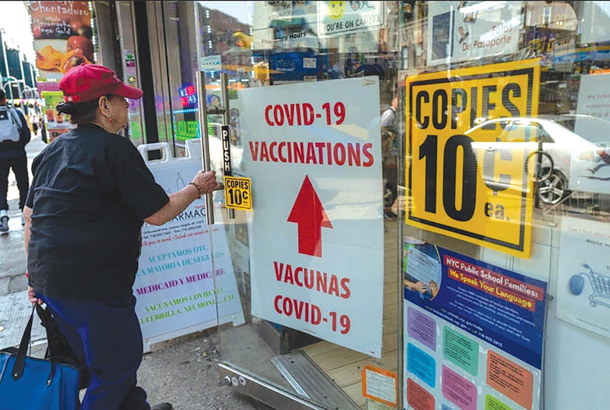 Hiệu thuốc quảng cáo bán vaccine Covid-19 ở New York (Mỹ) khi biến thể EG.5 đang lây lan. Ảnh: REUTERS.  